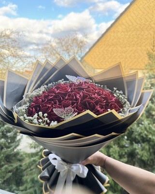 Handgemachter Rosenstrauß mit 51 roten Rosen