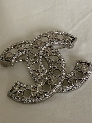 Chanel B24B CC Logo Brosche Silberfarben Kristall Kleeblatt Stern Motiv Kopf