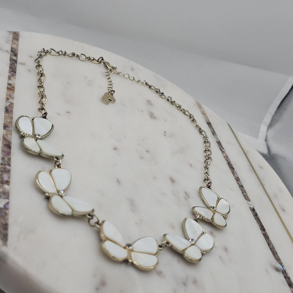 Collar Mariposa Kate Spade Tono Dorado Esmalte Cristal Acento Joyería Mujer Foto 2 de 4