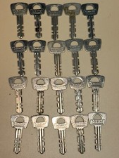 LOT of 20 Vintage Old Antique Original Master Lock Keys Steampunk Crafts Jewelry