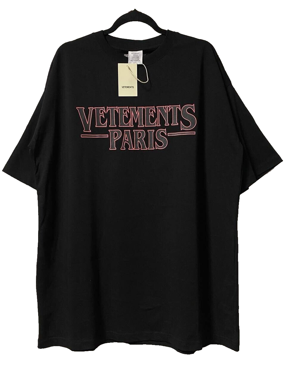 VETEMENTS MENS T-SHIRT LOGO GRAPHIC DESIGN OVERSIZED BLACK VETEMENTS MENS T-SHIRT LOGO GRAPHIC DESIGN OVERSIZED BLACK