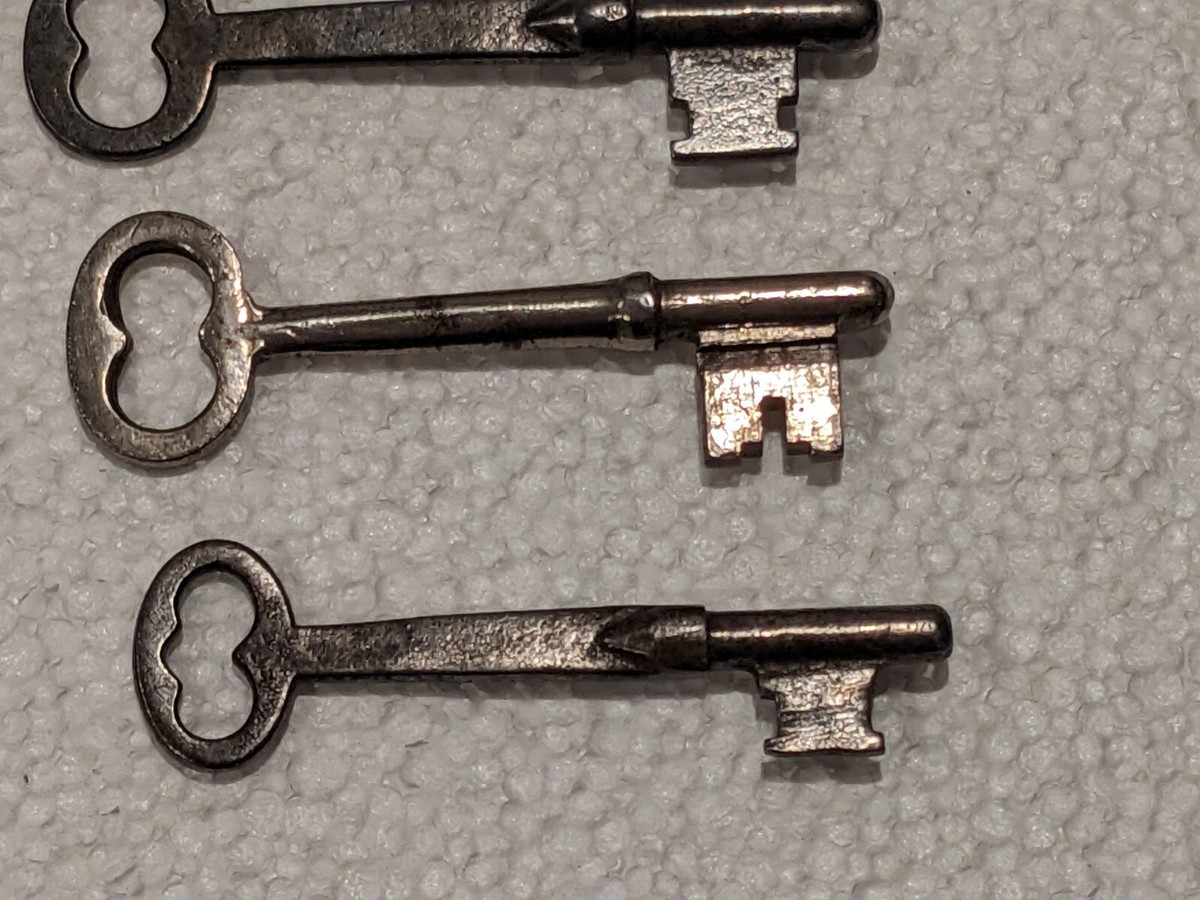 Vintage skeleton key lot 3 keys lock keys safe keys door keys