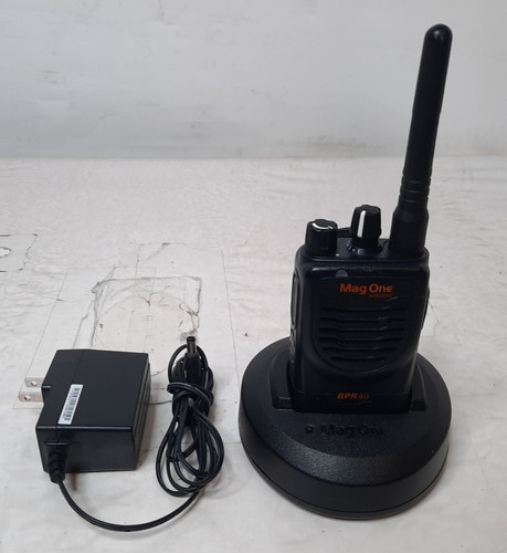 Motorola Mag One BPR40 UHF Two Way Radio AAH84RCS8AA1AN w/ Charging Station & ..