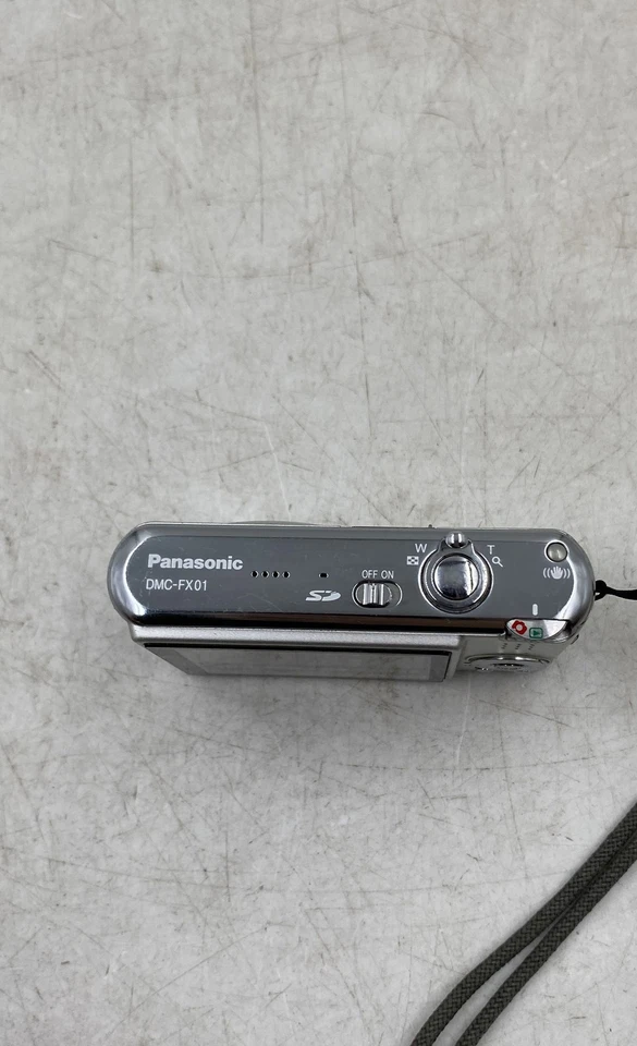 Panasonic LUMIX DMC-FX01 Silver 4X Zoom Compact Digital Camera With Battery - Image 3 of 4