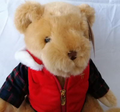Harrods 2017 Sammlerstück Teddybär ''Bertie'' 32 cm groß sitzend mit rotem Mantel.