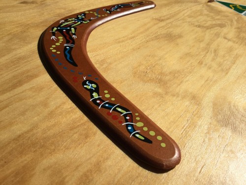 Australian Made Carded 14" decorated Wood Throwing Boomerang - Lizard Design - Foto 4 di 10