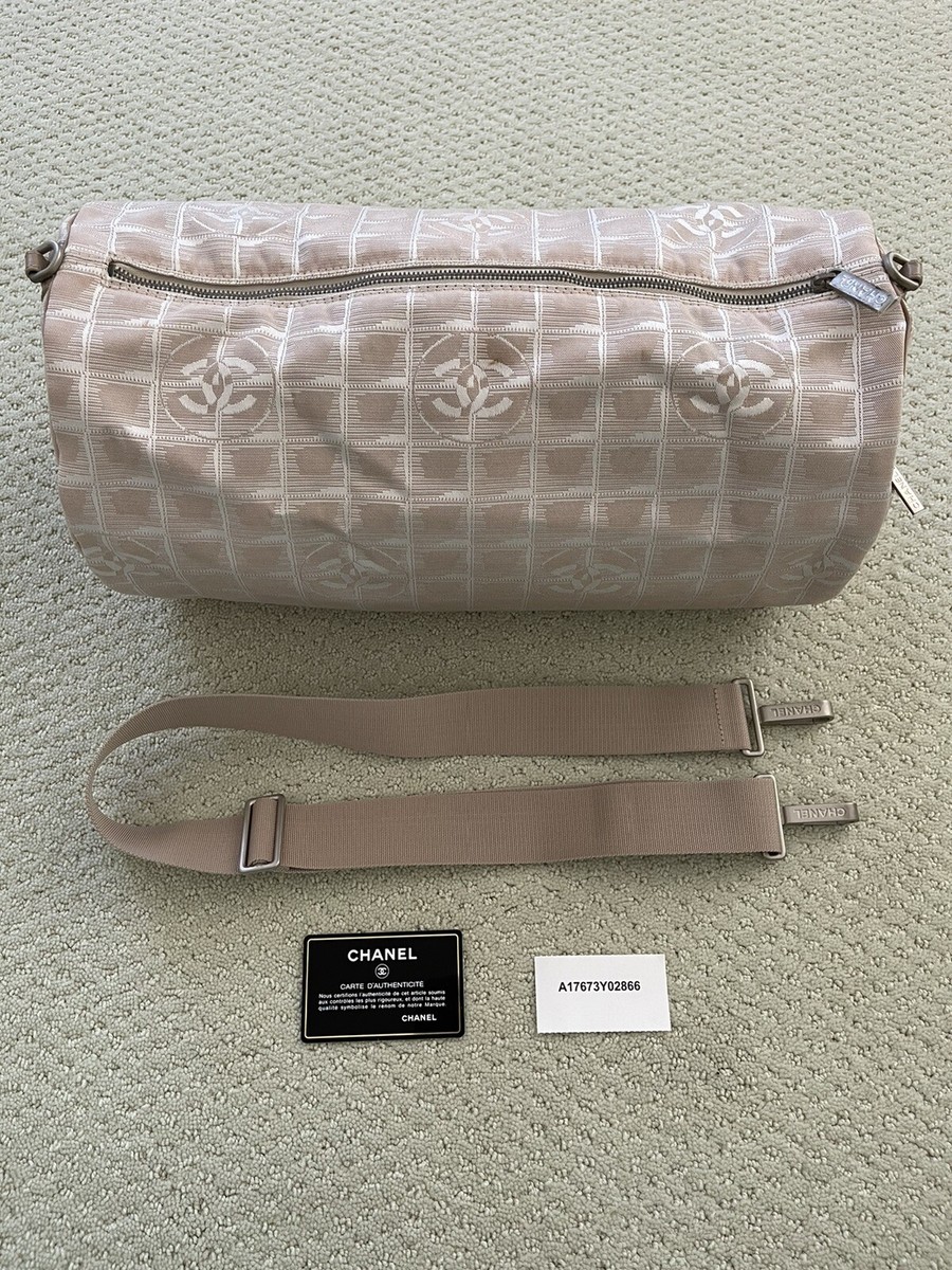 CHANEL　シャネル　アンリミテッド スポーツバック　プールバック　旅行　ジム フラップ バッグ、プリント デニム、ホワイト & ブルー