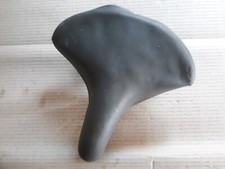 ALTER DDR FAHRRAD SATTEL VON    VEB MÖVE    SCHAUT EINFACH MAL  GUTER ZUSTAND