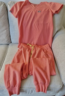 Wear Figs Zamora Jogger Panda Coral Size Small. Scrub Top Coral Size XXS
