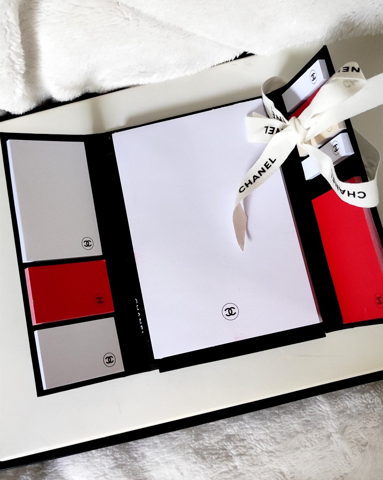 Coffret de papeterie Chanel original pour remplacer les blocs-notes banals par un set de bureau chic