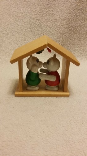 1980 R. Dakin & Co. Wooden Christmas Decoration- Bears Kissing