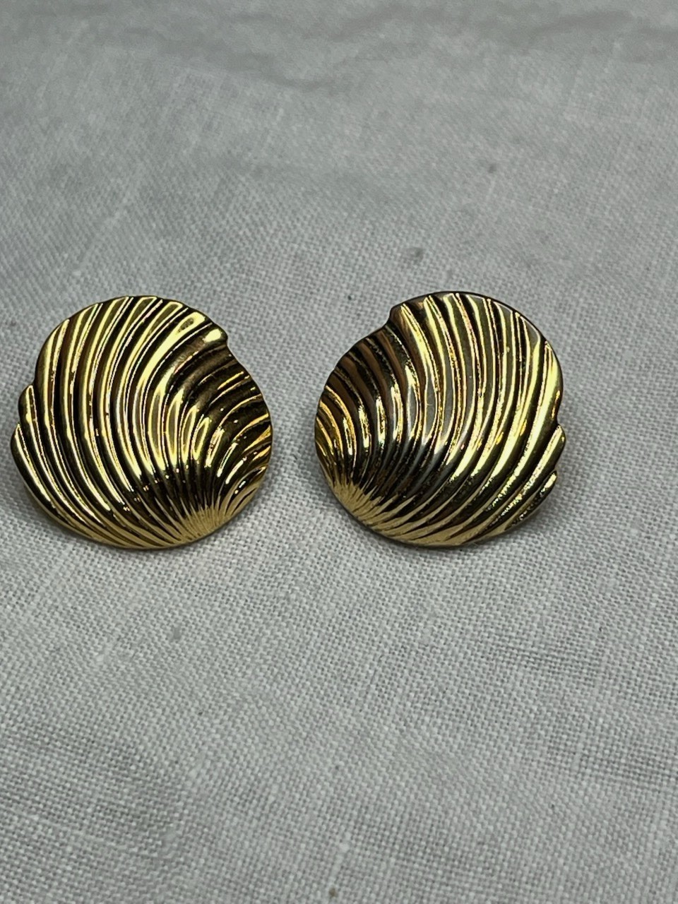 Monet Gold Shell Earrings - image 1