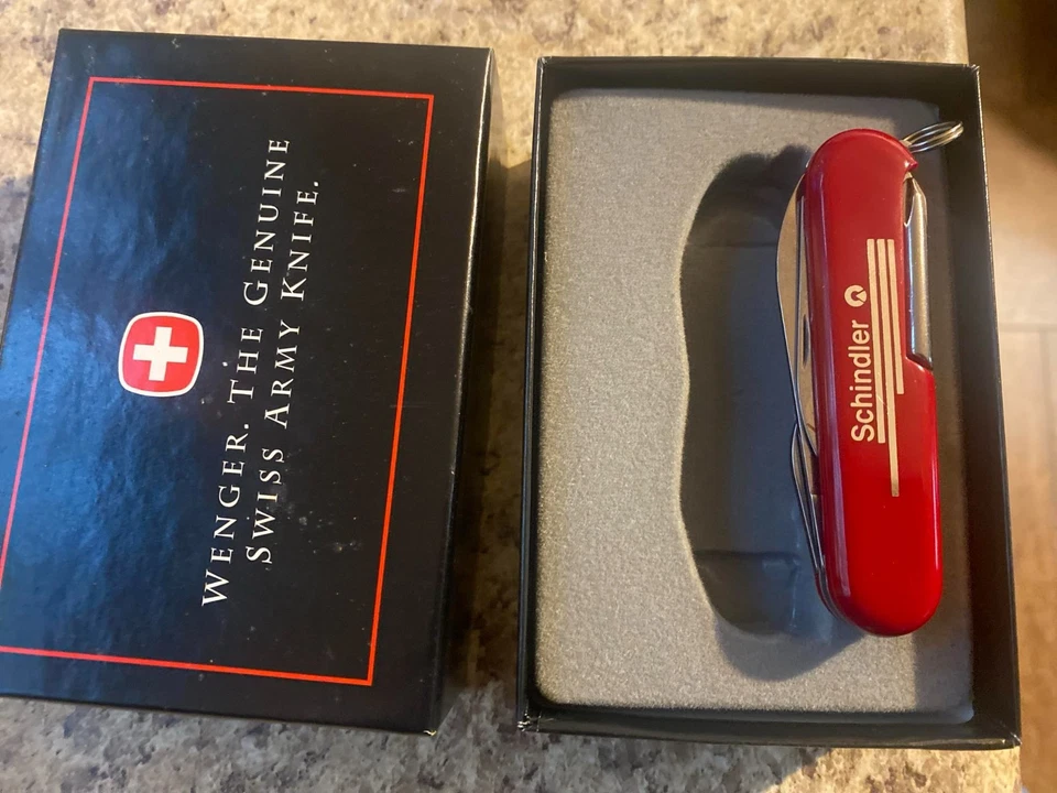 Navaja suiza Wenger Delemont Suiza de aproximadamente 3,5" de largo Foto 2 de 4