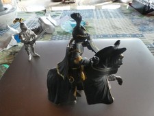 Konvolut Schleich: schwarzer Turnierritter m. Pferd und  Schwertkämpfer Rüstung