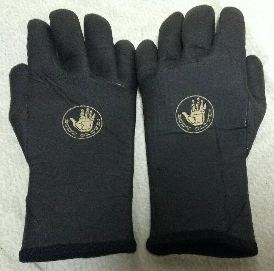 Body clearance surfing gloves