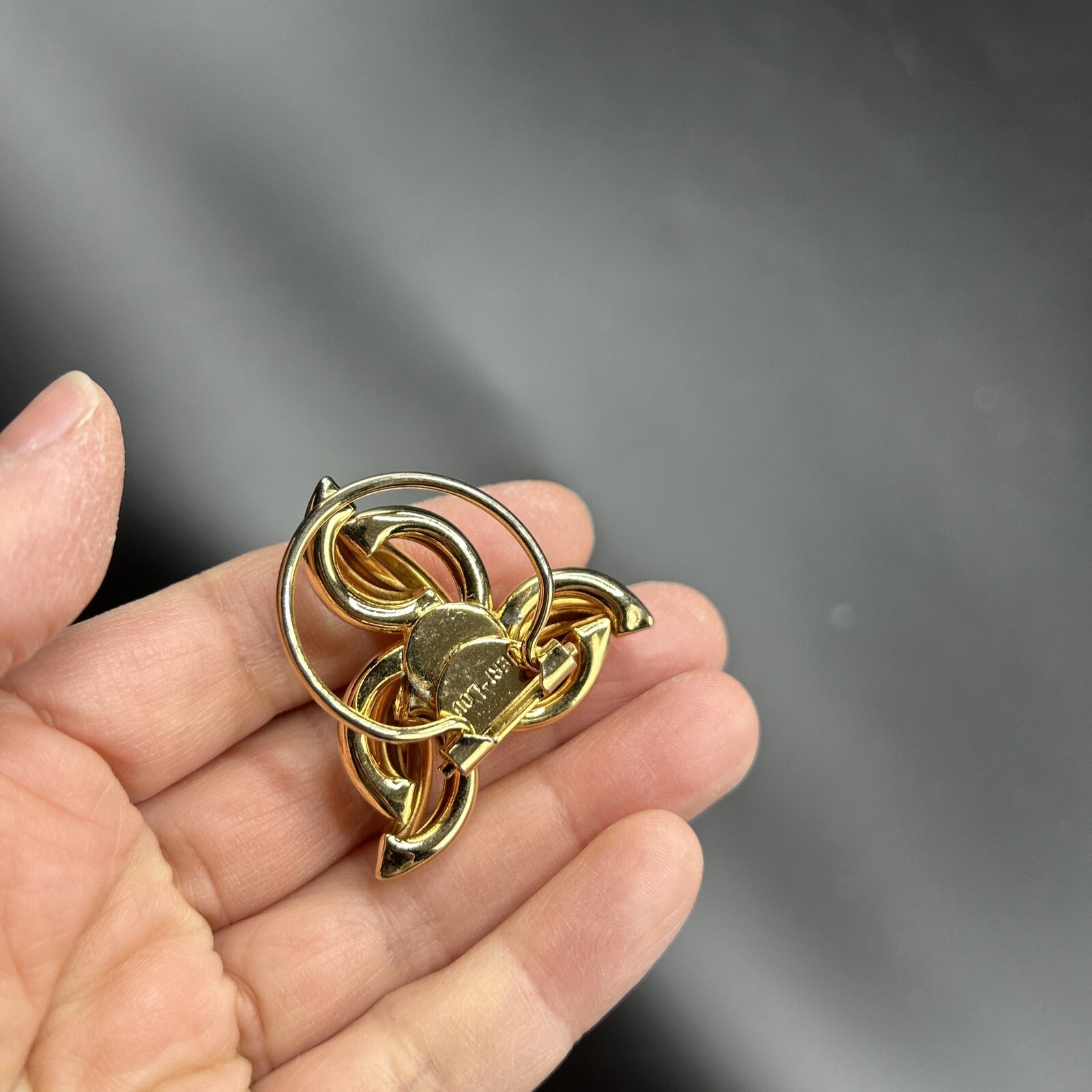 Vintage Jeri Lou Gold Tone Scarf Clip With Rhinestone