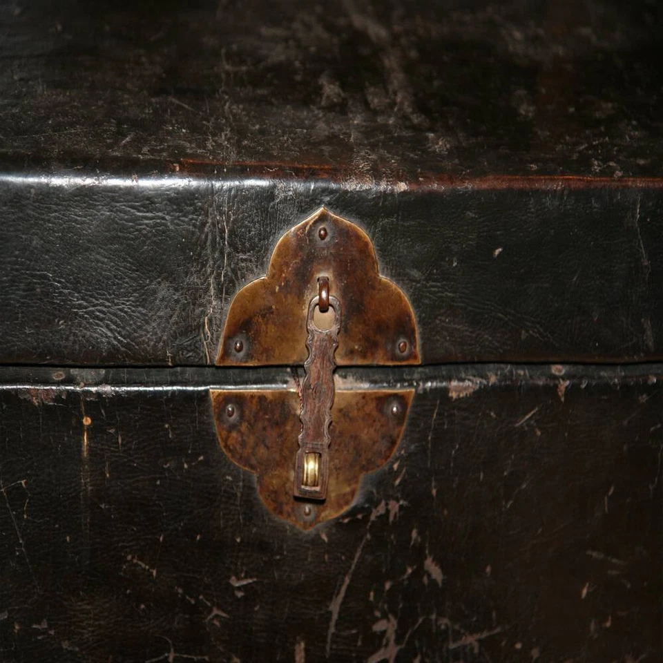 RARO BAÚL ANTIGUO CUERO MADERA LATÓN TIBETANO MUEBLES CHINOS MEDIADOS DEL SIGLO XIX. Foto 3 de 3