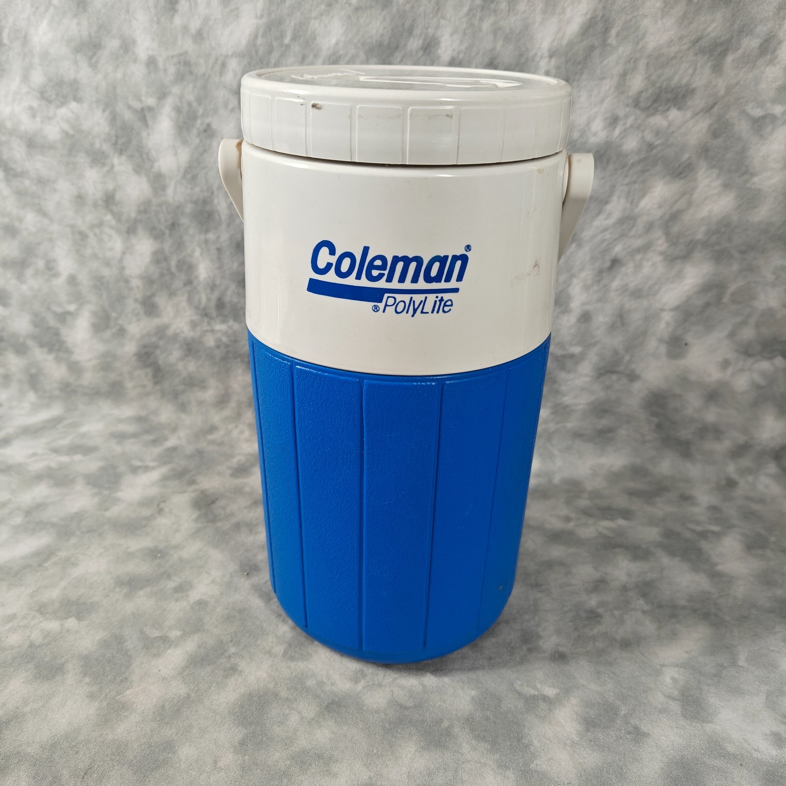 Vtg Coleman PolyLite 5590 1/2 Gallon Water Jug Cooler Blue/White Spout Lid MadeU