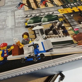 LEGO 10211 Creator Expert Grand Emporium City Building SLIGHT BOX CREASE New