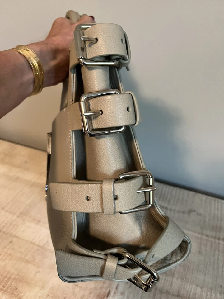 Cartera Giuseppe Zanotti Gris Claro Logo con Detalle de Hebilla Plateada Foto 4 de 4