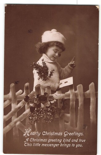 Weihnachtsgrüße süßes Mädchen Bote mit Liebesbrief Strickhaube RPPC