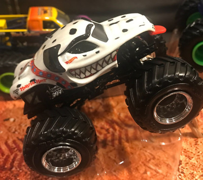 Monster Jam MONSTER MUTT DALMATION Truck 1:64 *NEW LOOSE* Smash Up Stadium 2017