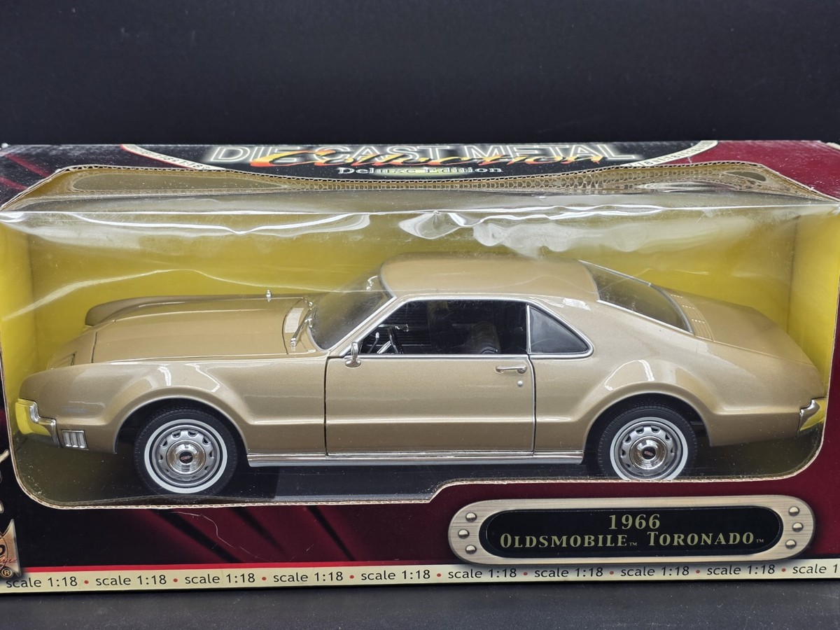 Road Signature 1966 Oldsmobile Toronado 1:18 Scale Diecast Model