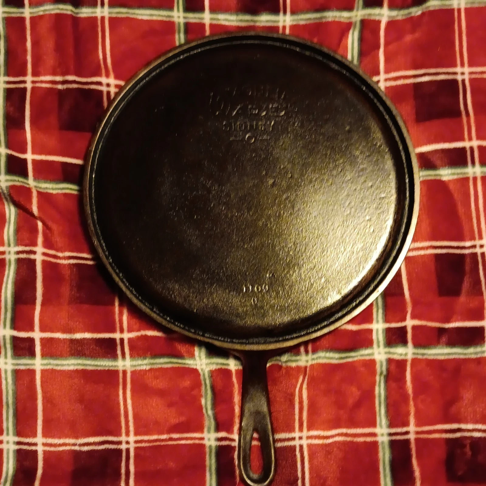Wagner Ware Cast Iron Flat-Bottomed Skillet/Griddle Sidney -O- 1100 Black Round