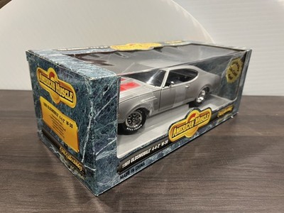 Ertl American Muscle 1:18 1969 Oldsmobile 442 W-30 Silver Diecast