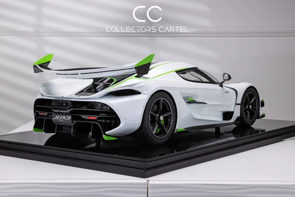 Koenigsegg Jesko (bianco con accenti verde fluo) [FrontiArt] scala 1:8 - Immagine 3 di 3