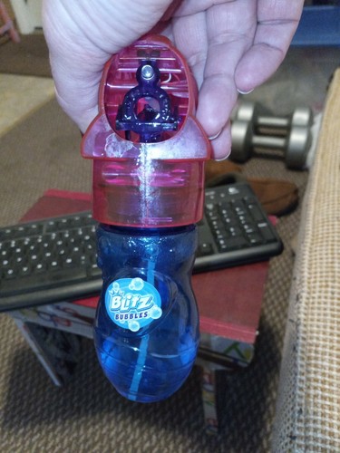 BLITZ LIGHT UP BUBBLE BLASTER WITH LIGHT BEAM PINK/PURPLE - Picture 5 of 8