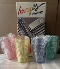 Set 4 tazze vintage in plastica a costine maestosi regali pastello quantità disponibile. Nuovo Con Scatola