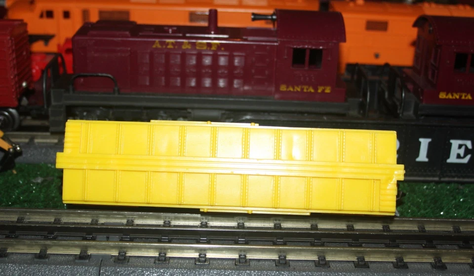 MARX ATSF Brown and Yellow Cattle Cars & Erie Flat Car with Rails - SOLD AS IS - Image 4 of 4