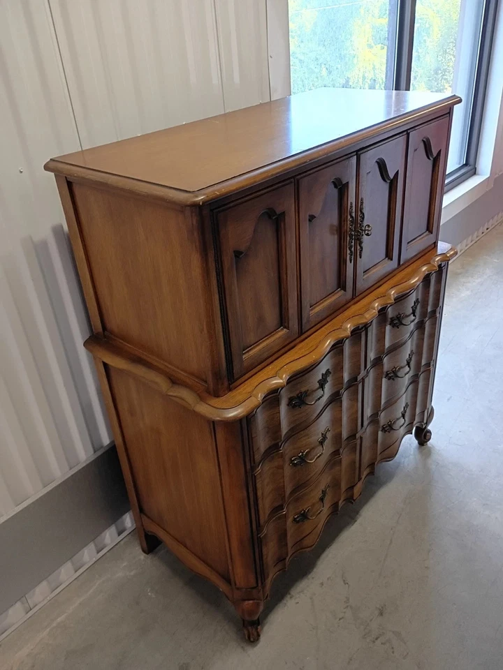 Cómoda alta French Provincial Highboy / Cómoda de White Furniture Co. Foto 3 de 4