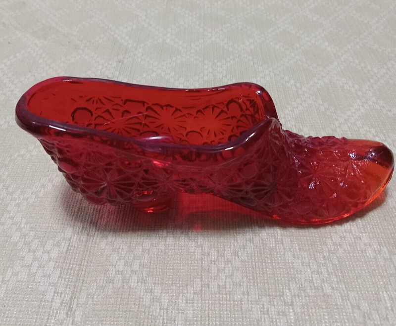Beautiful Vintage Fenton Red/Amberina? Daisy & Button Glass Slipper UV Glows