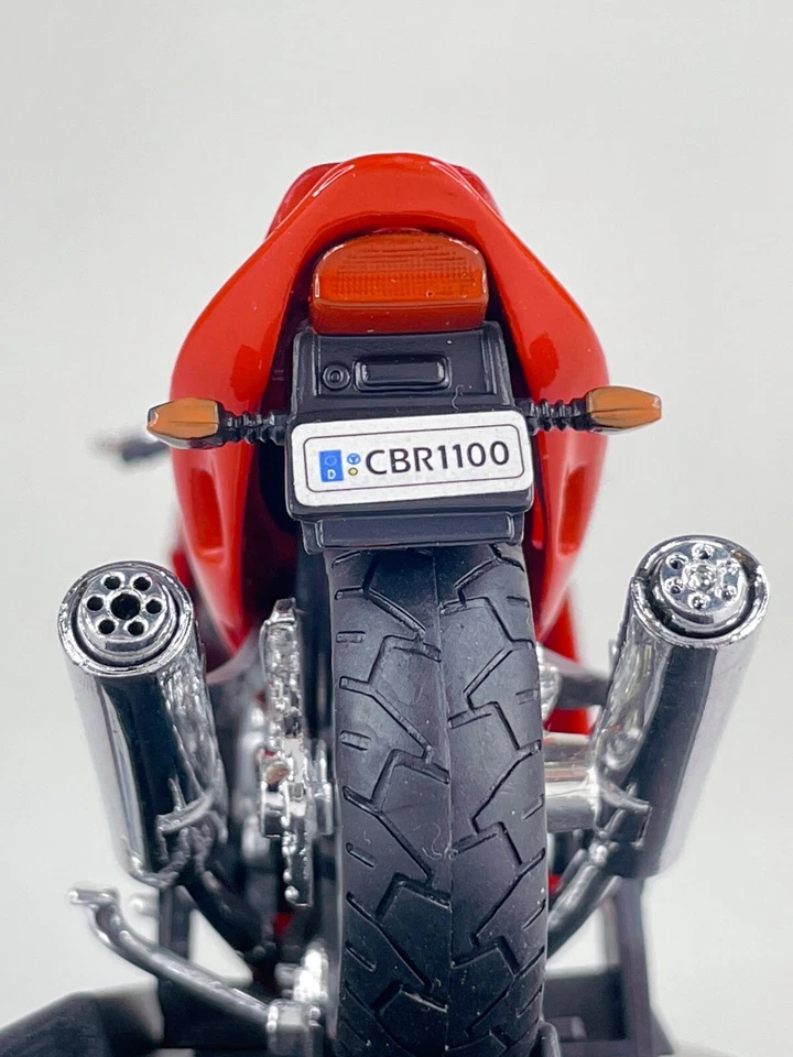 Honda CBR 1100XX Diecast Motorcycle Bike Model Toy Red Welly 1:18 - Image 3 of 4