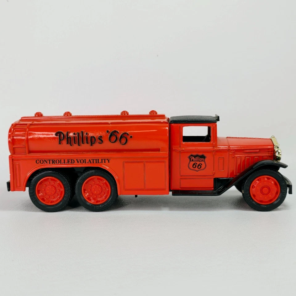1991 ERTL Phillips 66 1930 Diamond T Tanker Truck 1/34 Scale Locking Coin Bank - Image 4 of 4