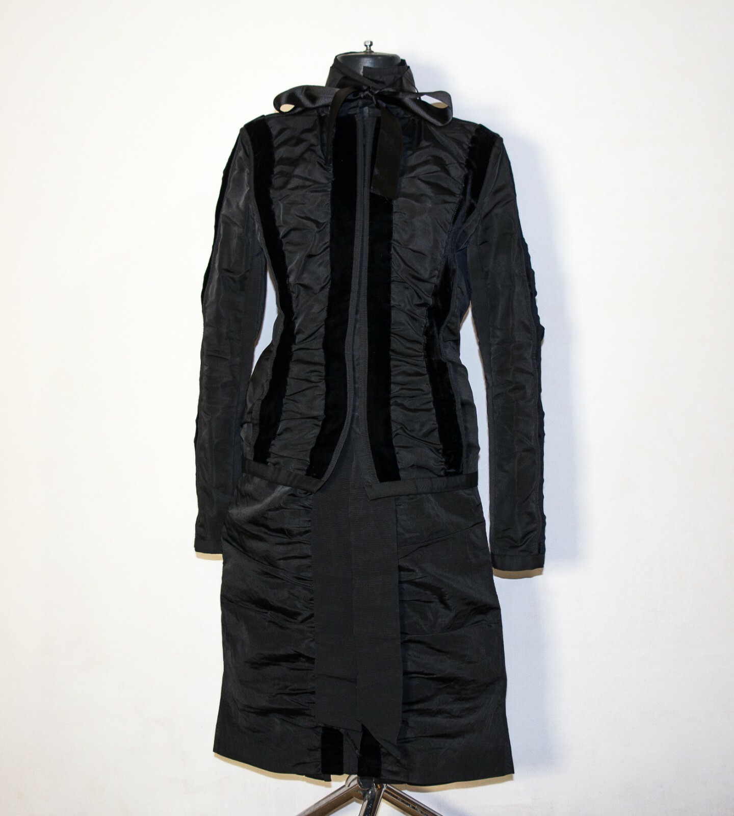 TUTA FIOCCO TOM FORD YVES SAINT LAURENT NERO TAFFETA SMOKING SET ICONICO Runway