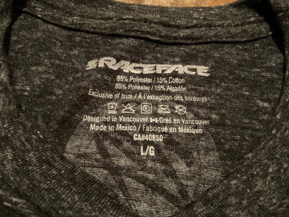 CAMISETA GRÁFICA RACE FACE (GRANDE HOMBRE) GRIS JASPEADO OSCURO USADA Foto 4 de 4