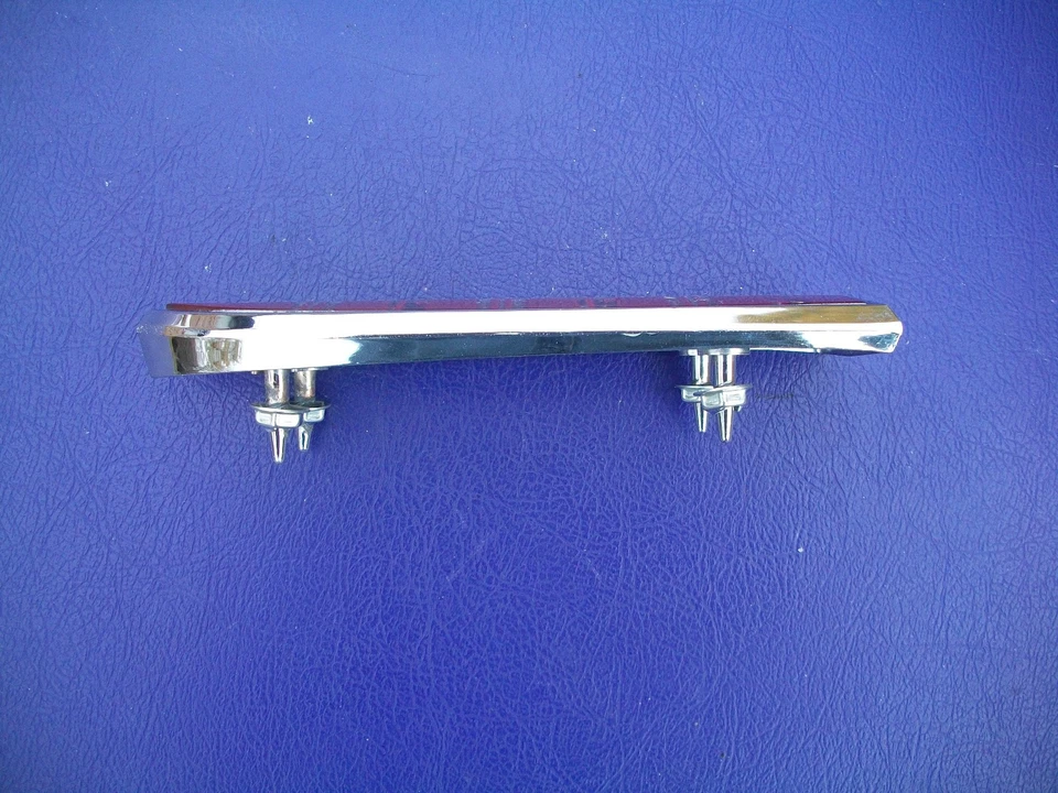 Chrysler New Yorker 1964 emblema de parrilla de salón 2417758 Foto 3 de 4