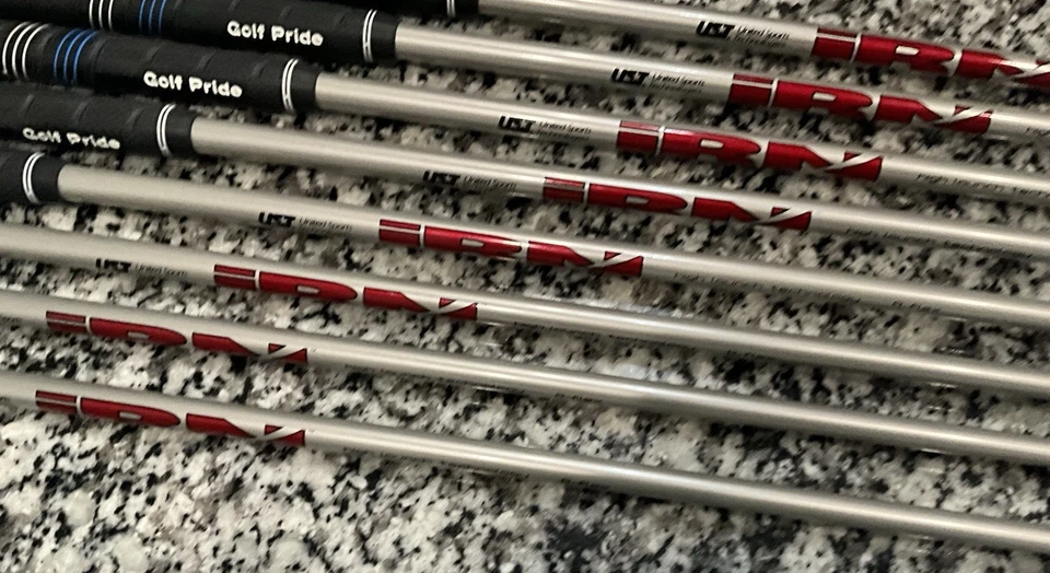 Juego de hierro Cleveland Launcher UHX, CBX para golfista alto. Foto 4 de 4