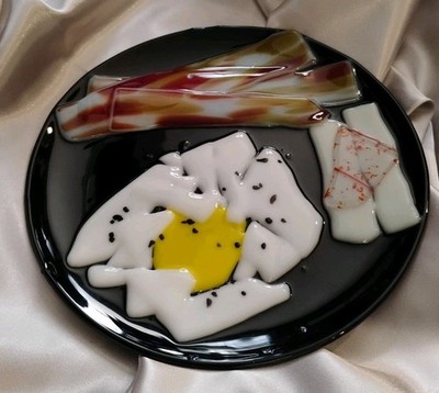 Fun! Studio Art FUSED GLASS 7.75'' Eggs And Bacon Breakfast Plate, Unsigned!