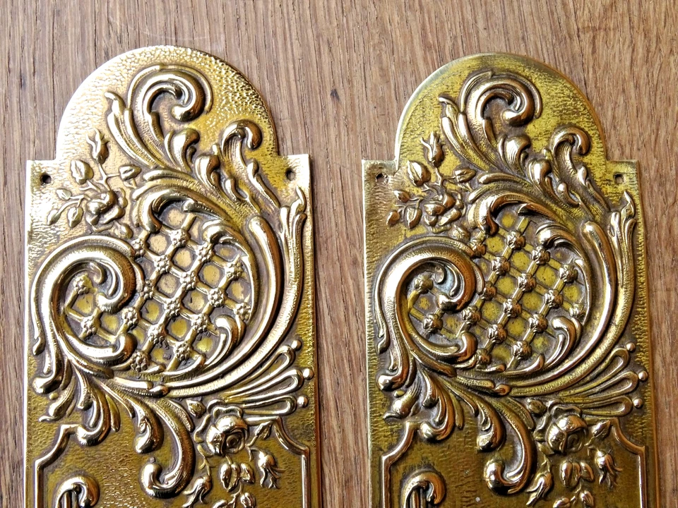 Paire d'anciennes plaques de propreté laiton ornement de porte 22,5 cm - Photo 3/4