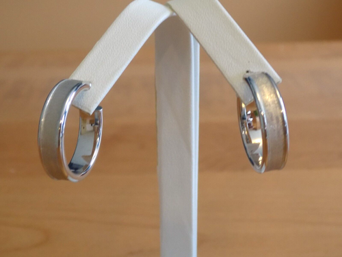 18K White Gold Milor Italy Satin Shimmer Hoop Earrings - Picture 5 of 11