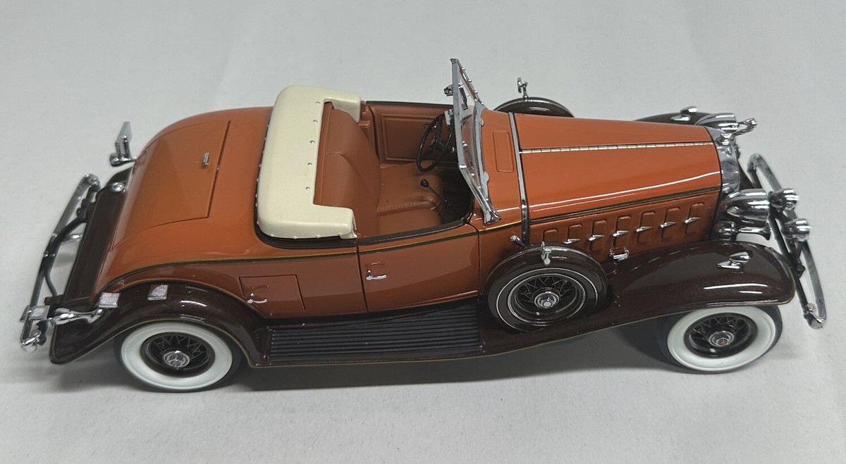 Danbury Mint 1932 Cadillac V-16 Roadster 1:24 Diecast