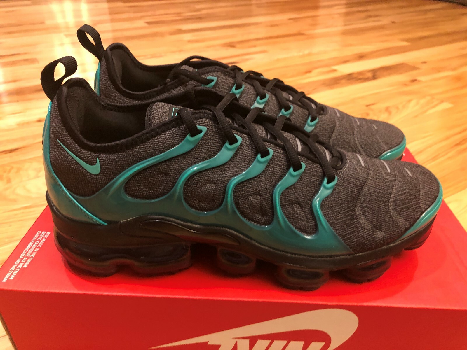 air vapormax plus black clear emerald