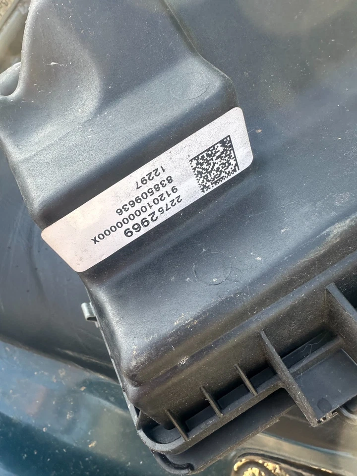 11-15 CHEVROLET VOLT OEM AIR INTAKE CLEANER FILTER BOX ASSEMBLY - NT7 FEDERAL - Image 4 of 4