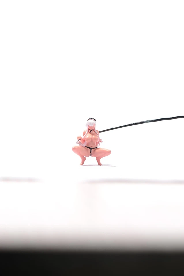 Resin 1:64 Scale Diorama Miniature Toys Figures Squatting Girl with Rope Mini - Image 3 of 4