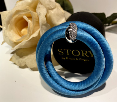 Story by Kranz & Ziegler Armband Seide 57 cm türkis plus Charm