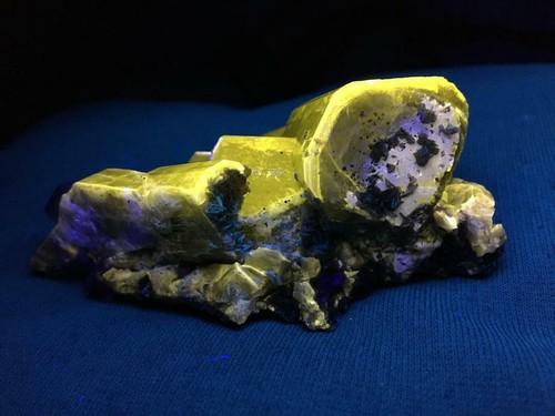 KB: BRIGHT!!! FL. SW YELLOW & VIOLET FLUORAPATITE XLS. ON MATRIX FROM PORTUGAL - Picture 11 of 12